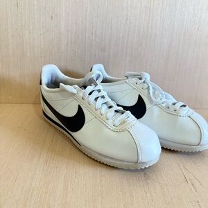 Nike Classic Cortez Sz Men’s7-807471-101 Leather White/Black Sneakers Used Read